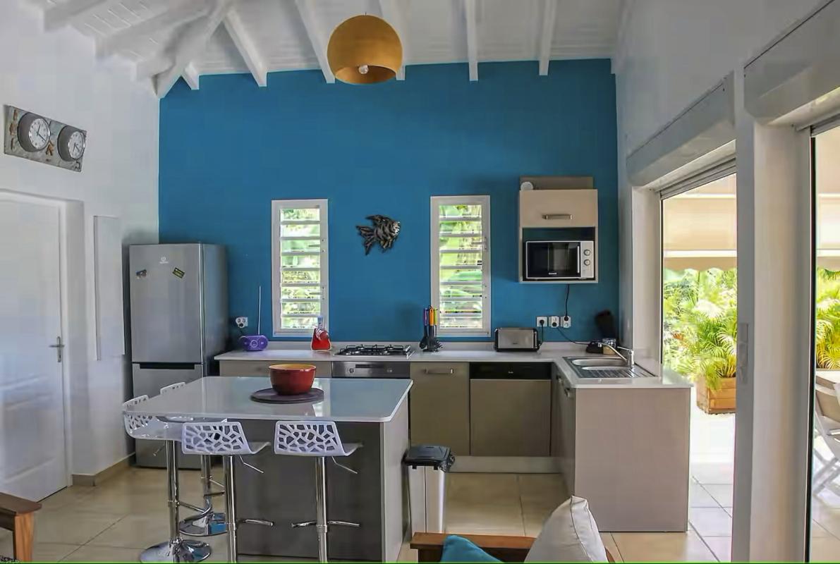14.Location villa piscine Saint François Guadeloupe_Cuisine et Salon